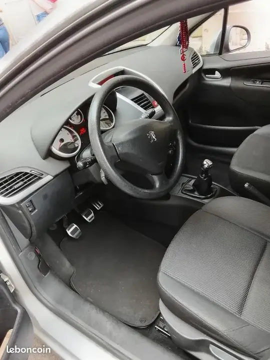 Peugeot 207 2010 photo 2