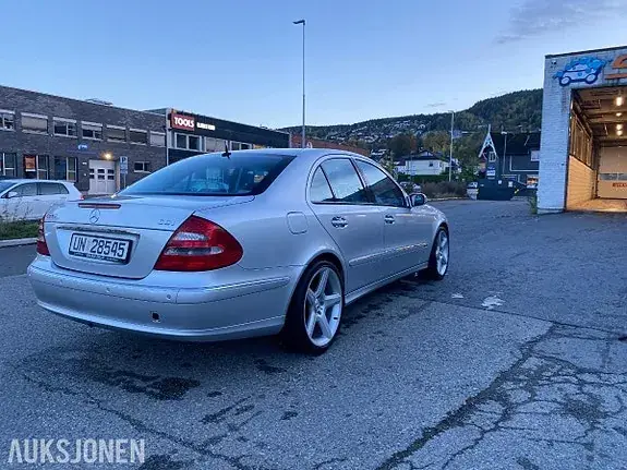 Mercedes-Benz E220 D 2005 photo 4