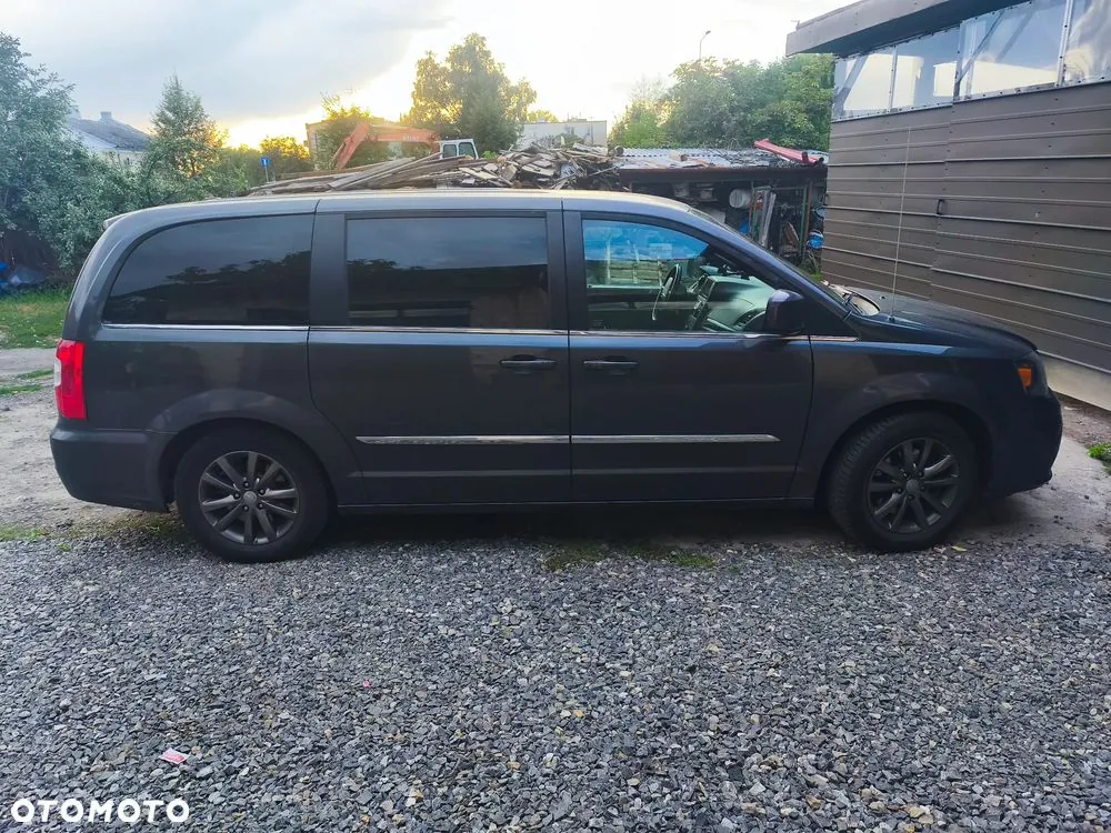 Chrysler Town & Country 2015 photo 2