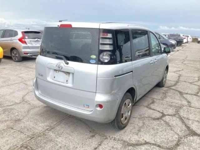 Toyota Sienta 2009 photo 4