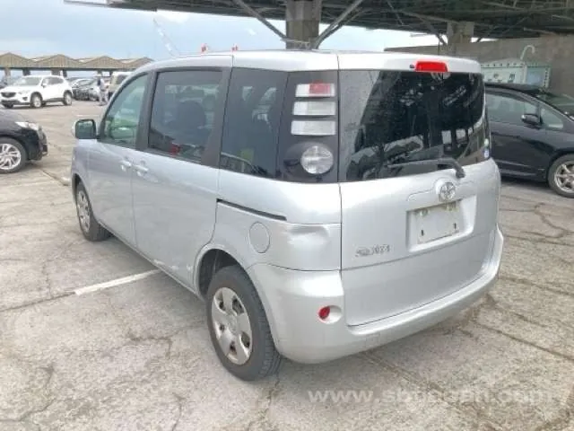 Toyota Sienta 2009 photo 3