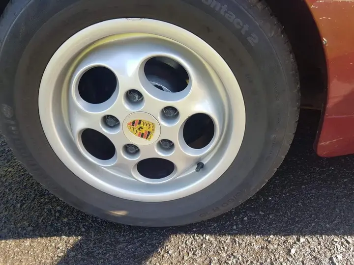 Porsche 944