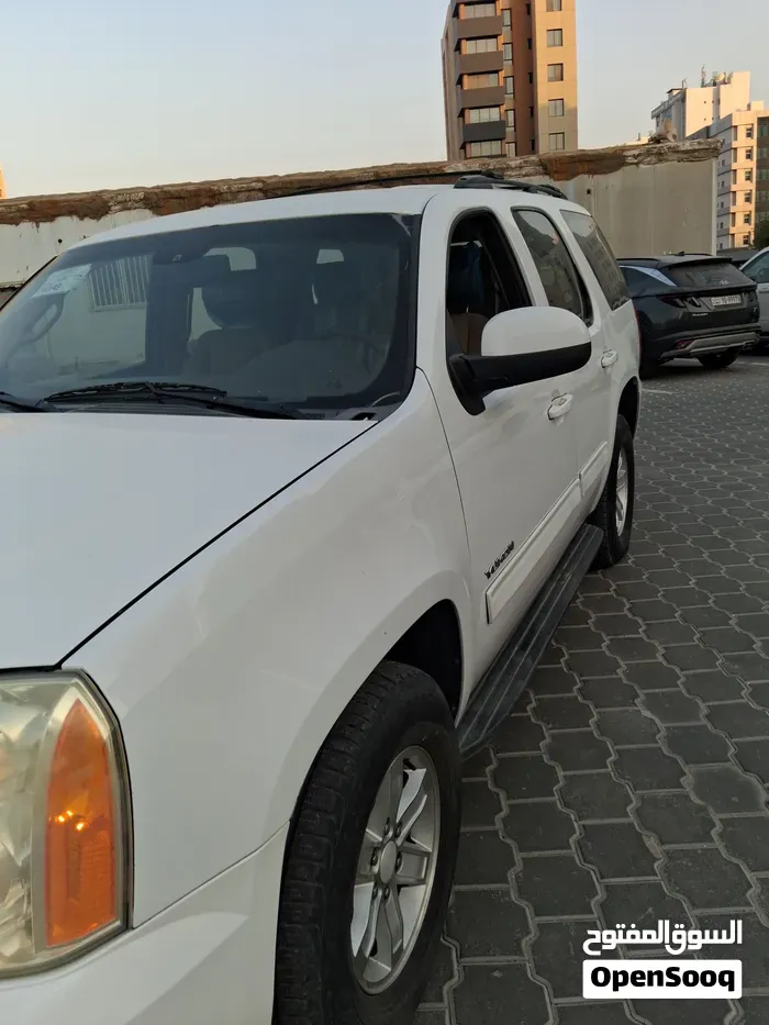 GMC Yukon 2011 photo 2