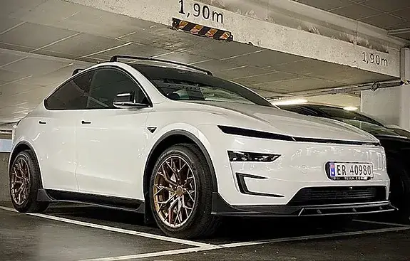 Tesla Model Y 2026 photo 2