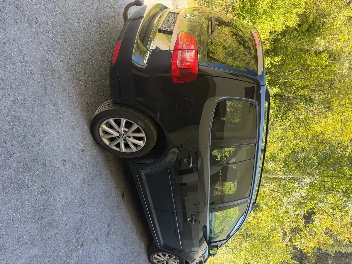 Volkswagen Touran 2011 photo 3