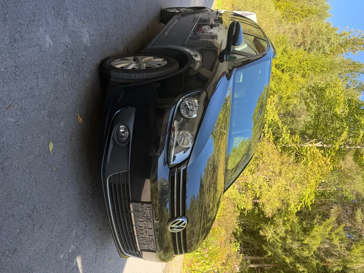 Volkswagen Touran 2011 photo 2