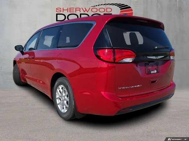 Chrysler Grand Caravan 2026 photo 2