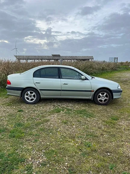 Toyota Avensis 2000 photo 4