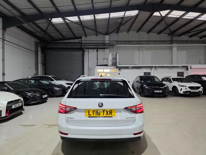 Skoda Superb 2016 photo 4