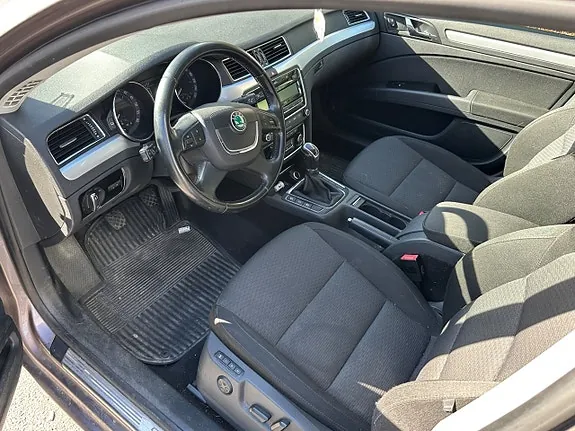 Skoda Superb 2013 photo 5