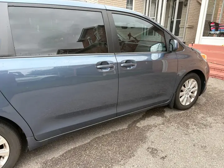 Toyota Sienna 2014 photo 2