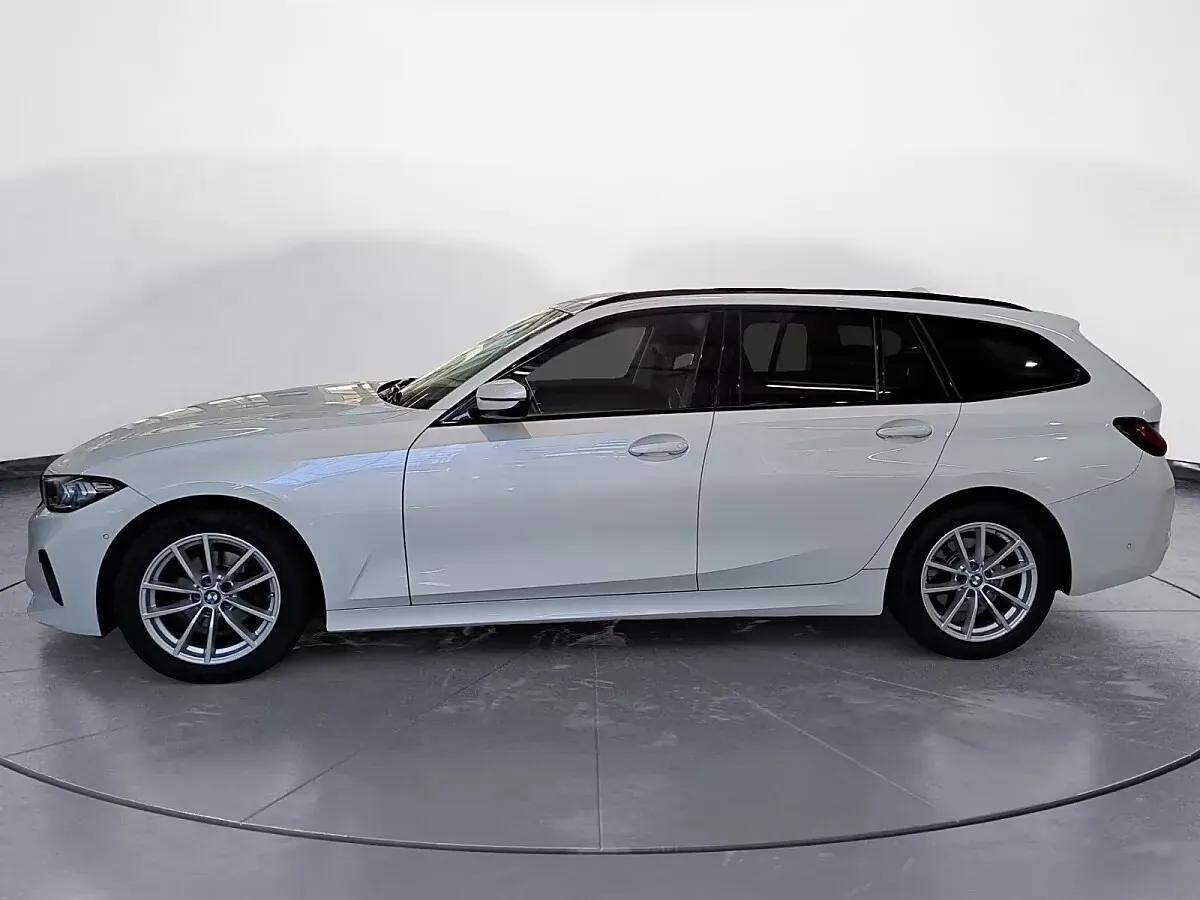 BMW 3 Series 2023 photo 2