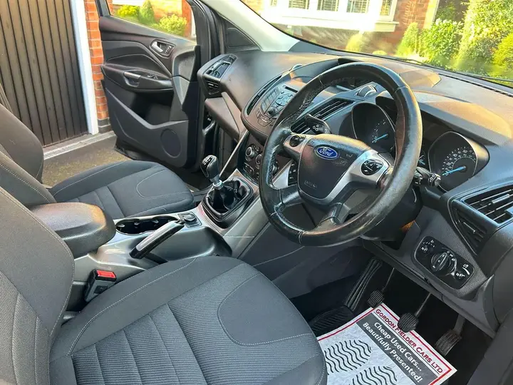 Ford Kuga 2015 photo 2