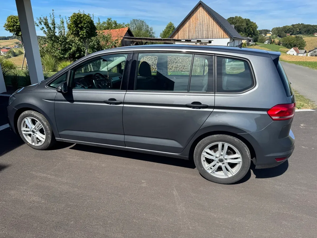 Volkswagen Touran 2017 photo 2