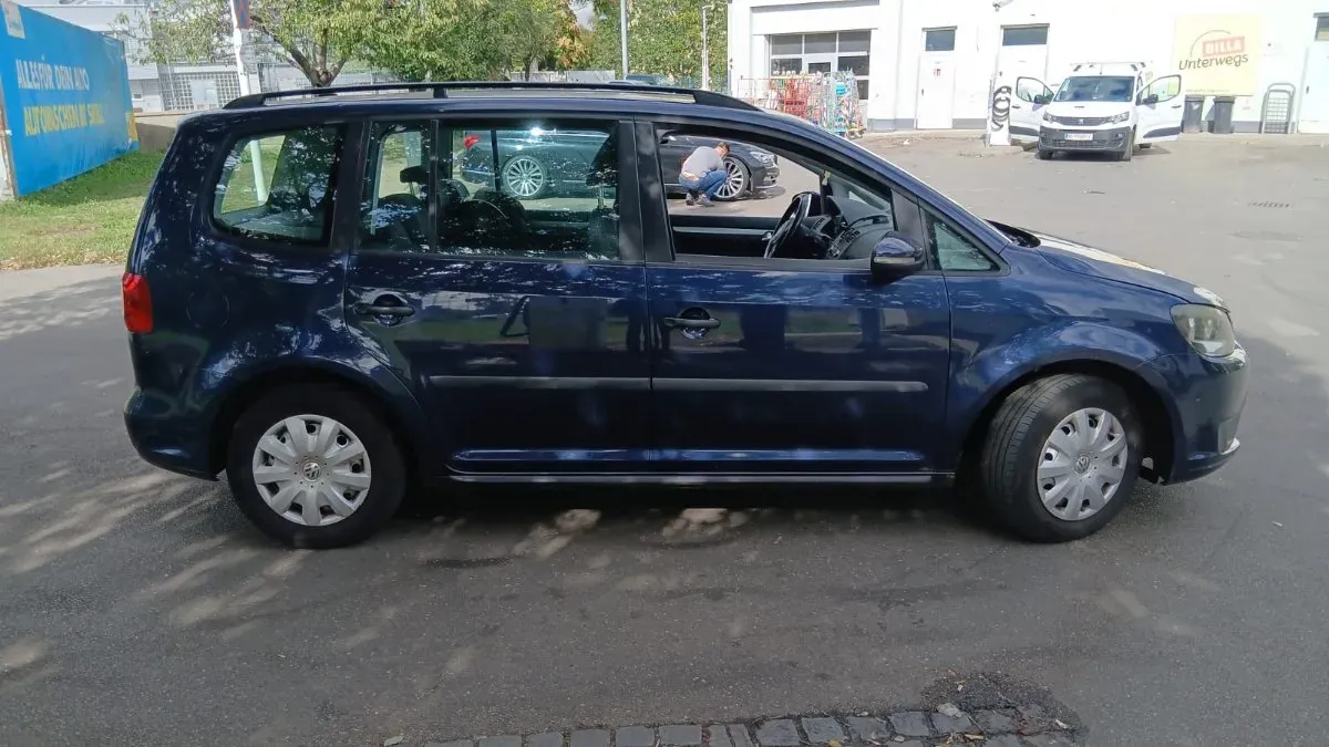Volkswagen Touran 2010 photo 2