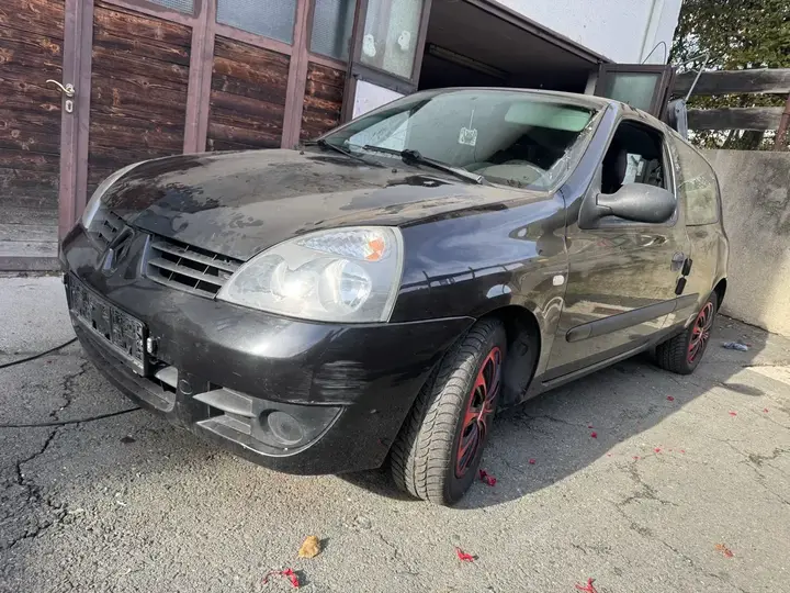 Renault Clio 2006 photo 2