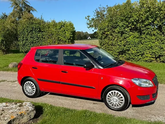 Skoda Fabia 2012 photo 2