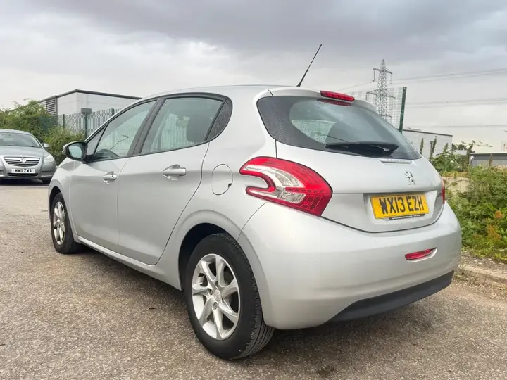 Peugeot 208 2013 photo 4