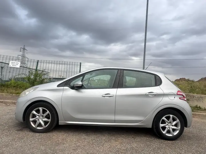 Peugeot 208 2013 photo 5