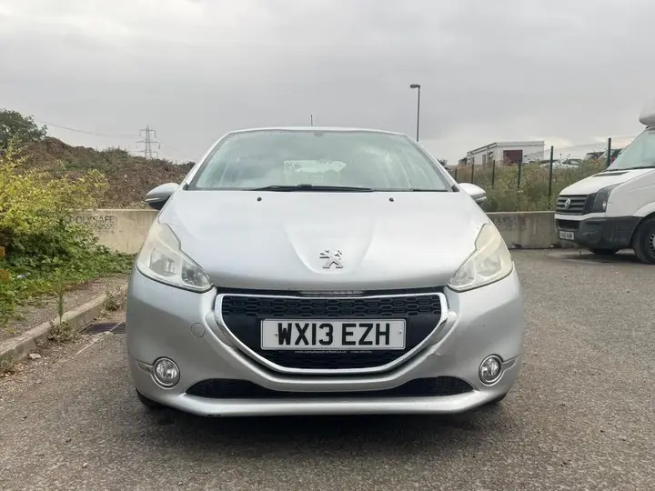 Peugeot 208 2013 photo 2