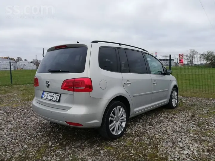 Volkswagen Touran 2012 photo 2