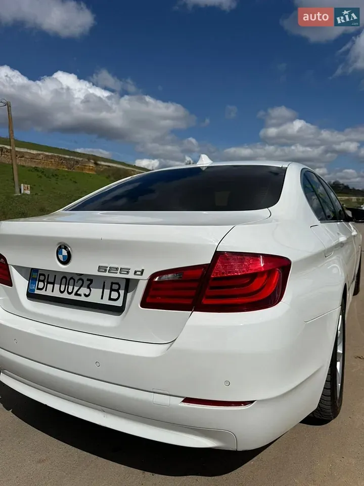 BMW 5 Series 2012 photo 2