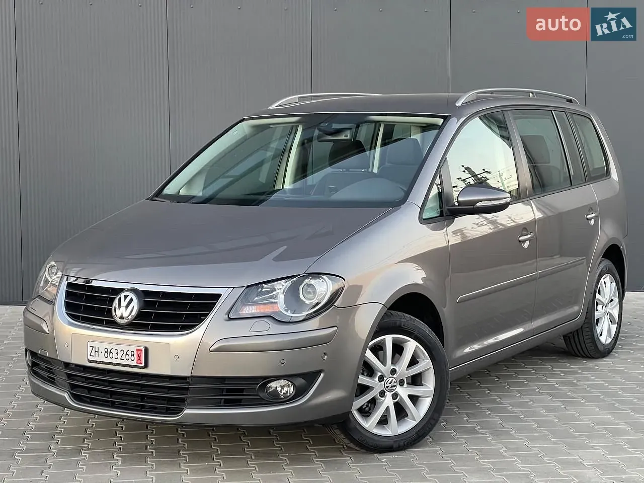 Volkswagen Touran 2010 photo 2
