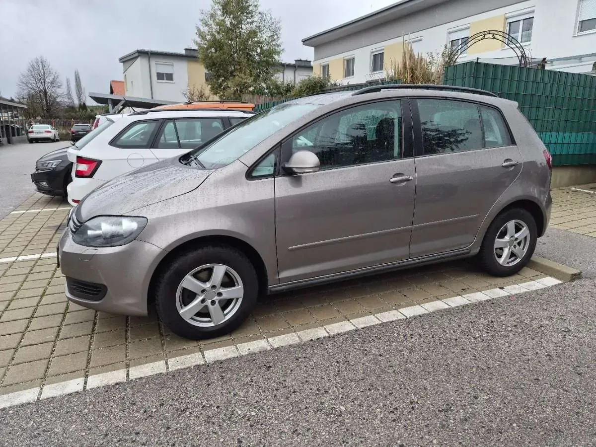 Volkswagen Golf 2011 photo 2