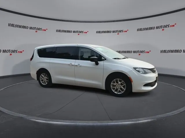 Chrysler Grand Caravan 2024 photo 2