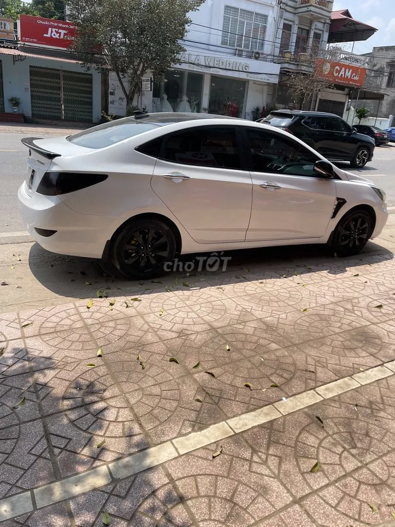 Hyundai Accent 2011 photo 2