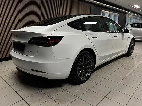 Tesla Model 3 2023 photo 4