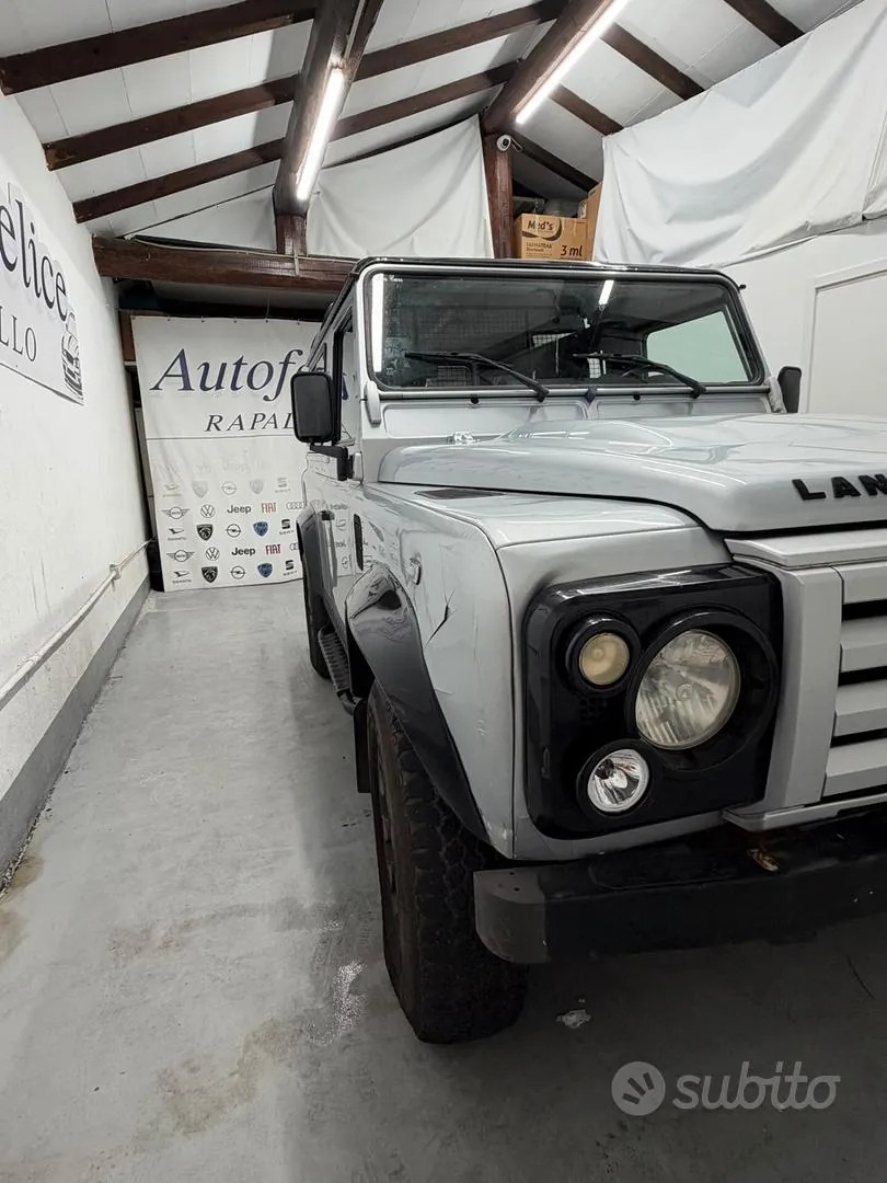 Land Rover Defender 2011 photo 4