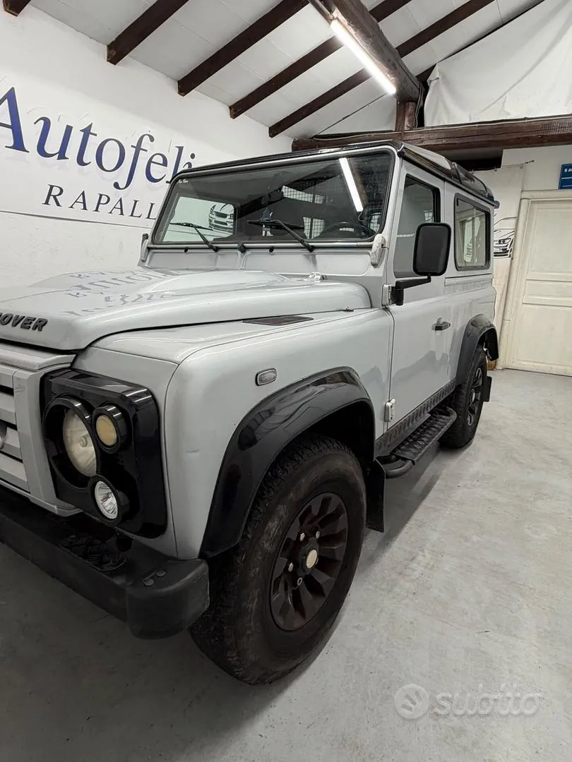 Land Rover Defender 2011 photo 5