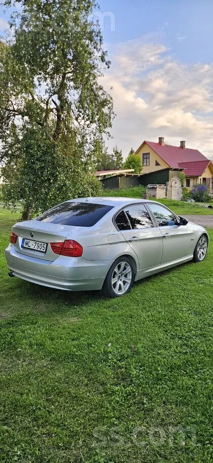 BMW 318 2009 photo 3