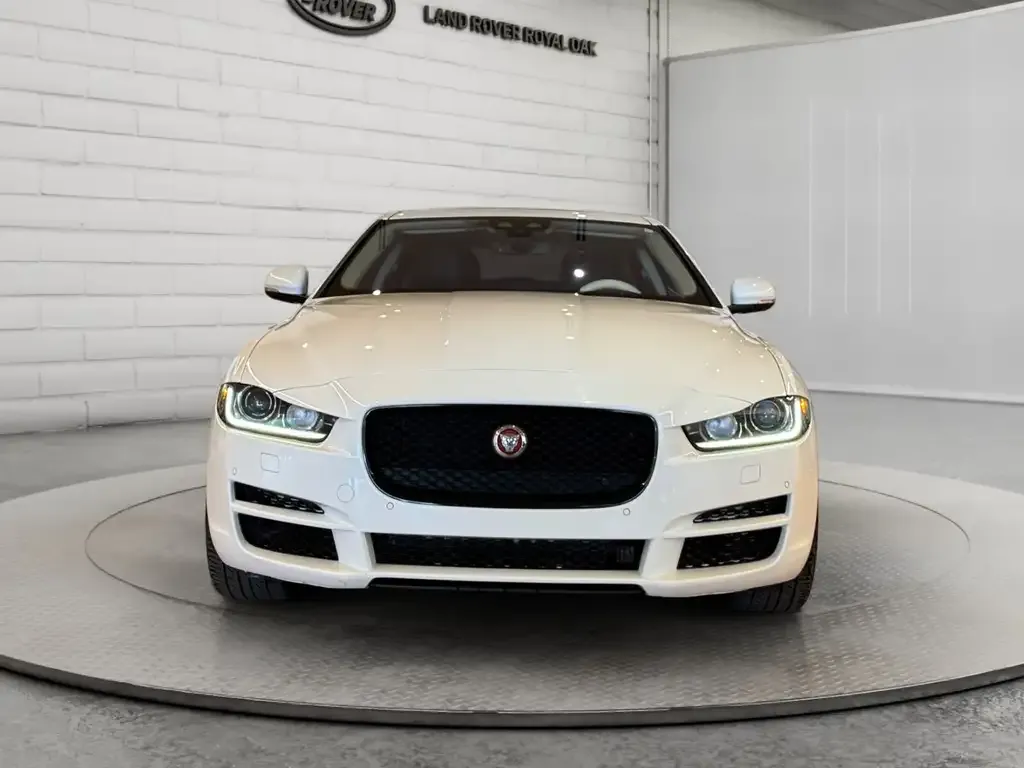 Jaguar Xe 2017 photo 2