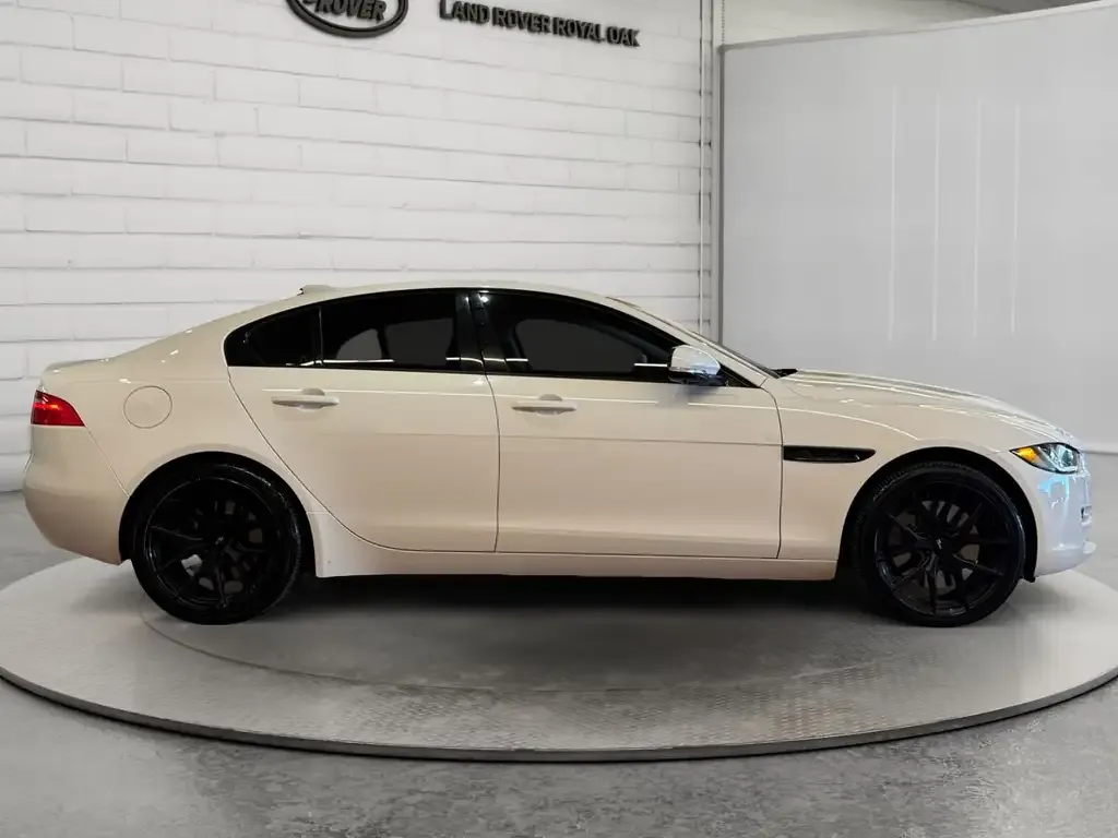 Jaguar Xe 2017 photo 4