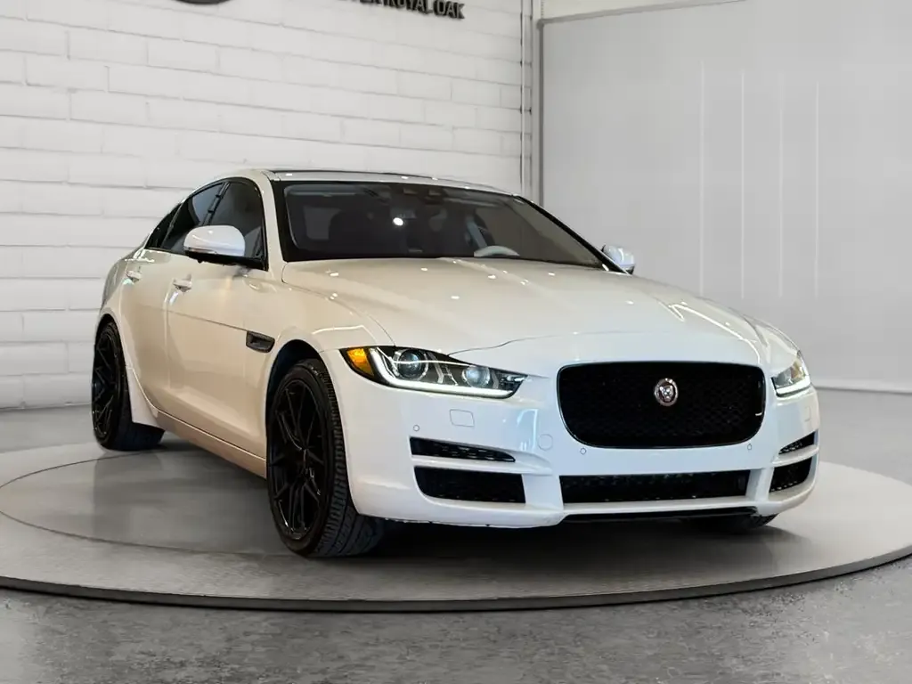 Jaguar Xe 2017 photo 3