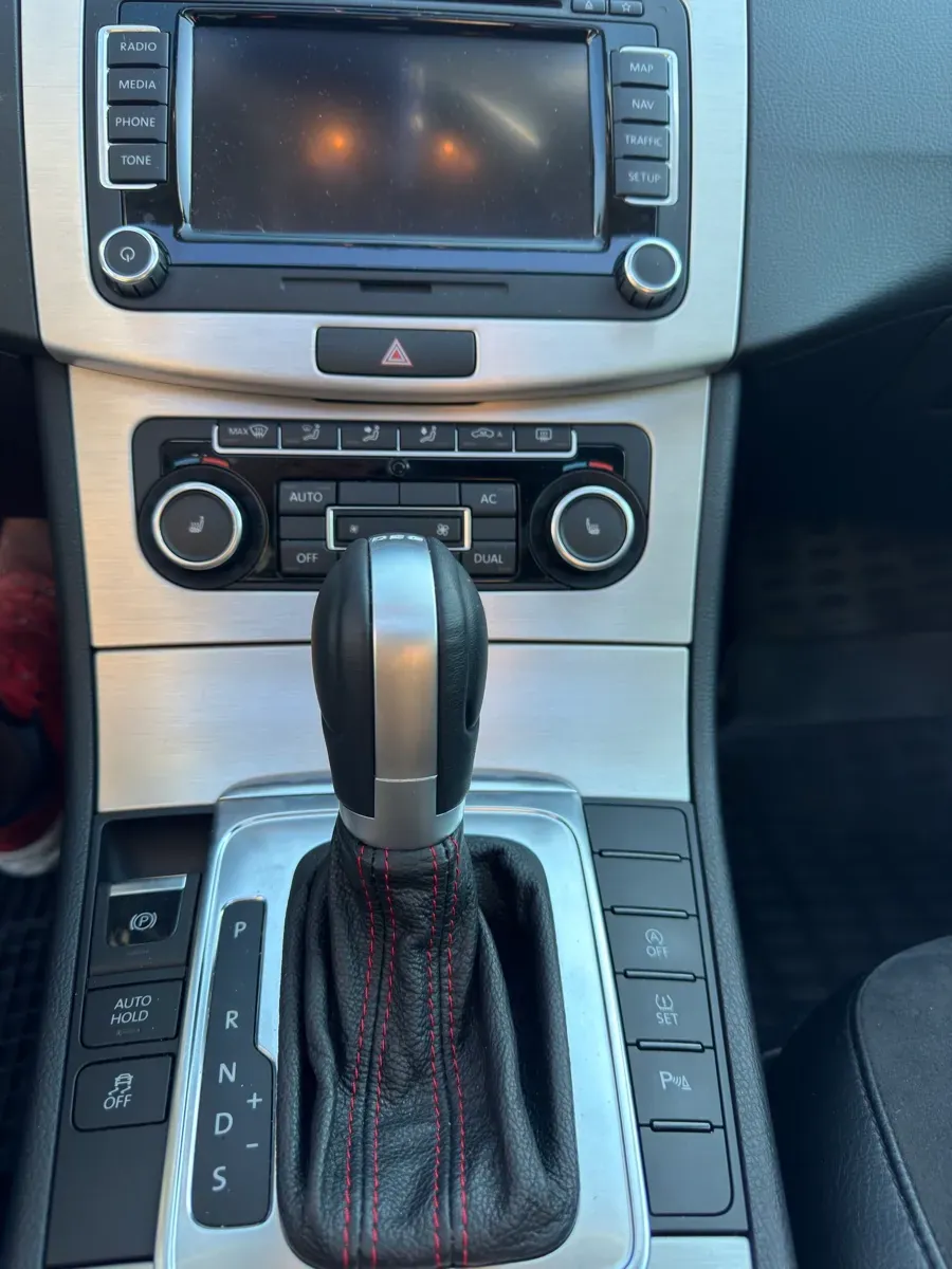 Volkswagen Passat 2011 photo 3