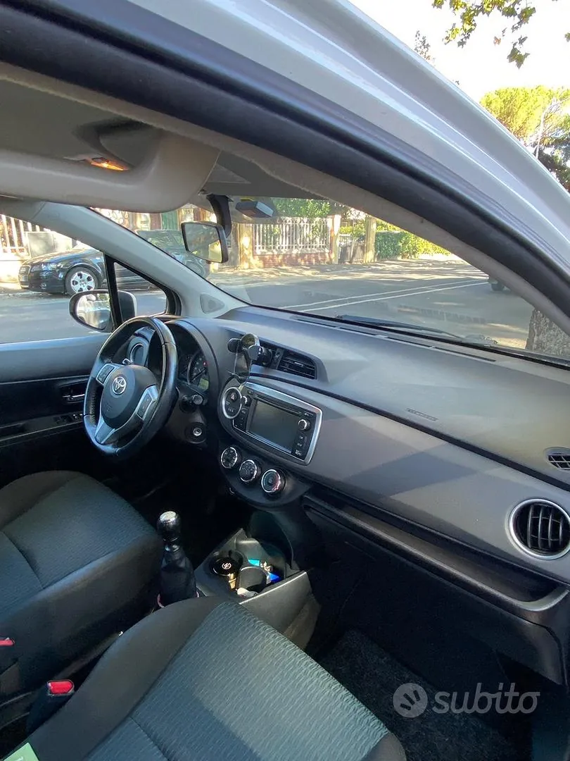 Toyota Yaris 2012 photo 2