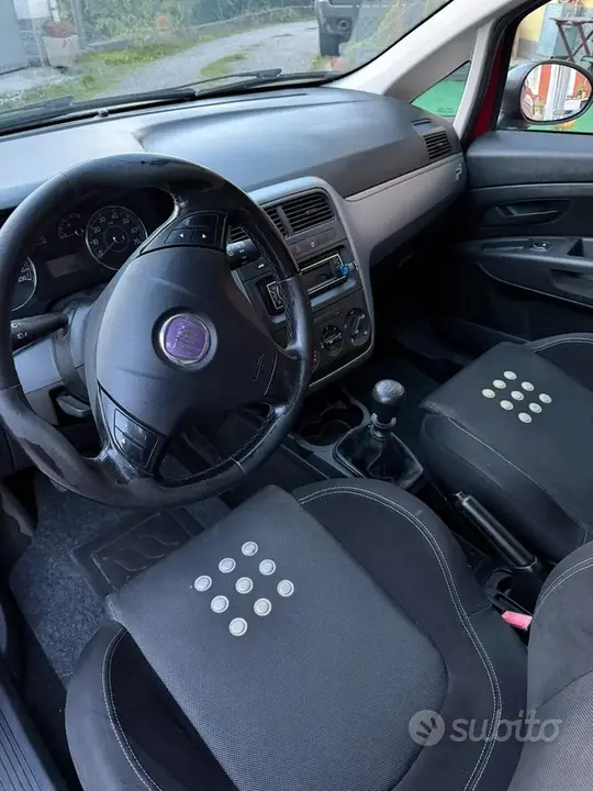 Fiat Grande Punto 2010 photo 2