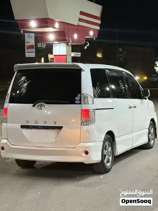 Toyota Voxy 2007 photo 4