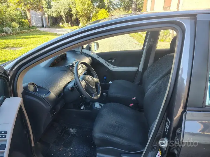 Toyota Yaris 2011 photo 5