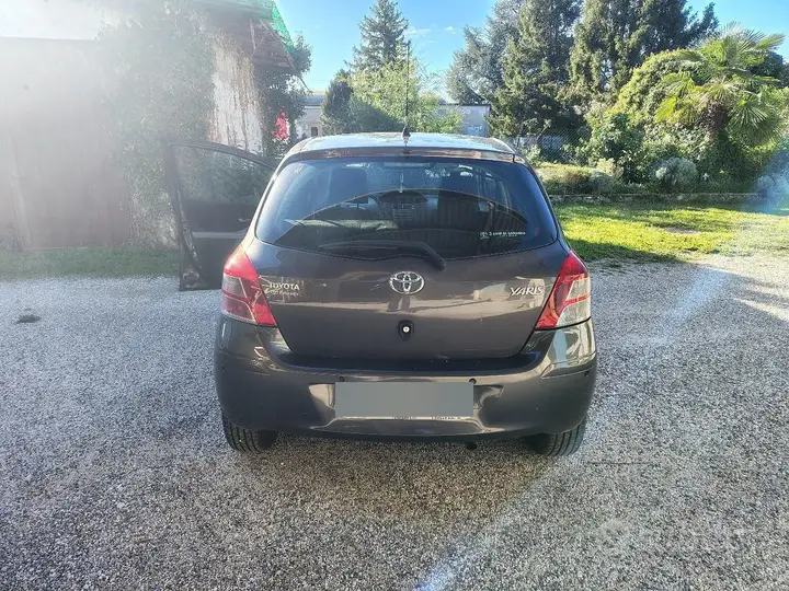Toyota Yaris 2011 photo 2