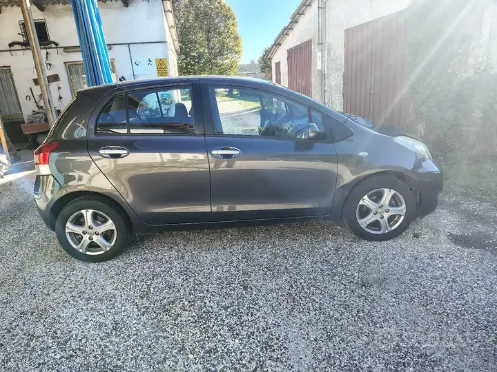 Toyota Yaris 2011 photo 4