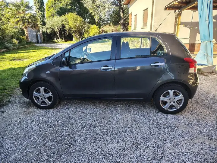 Toyota Yaris 2011 photo 3