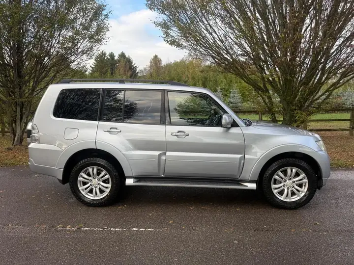 Mitsubishi Shogun 2015 photo 2