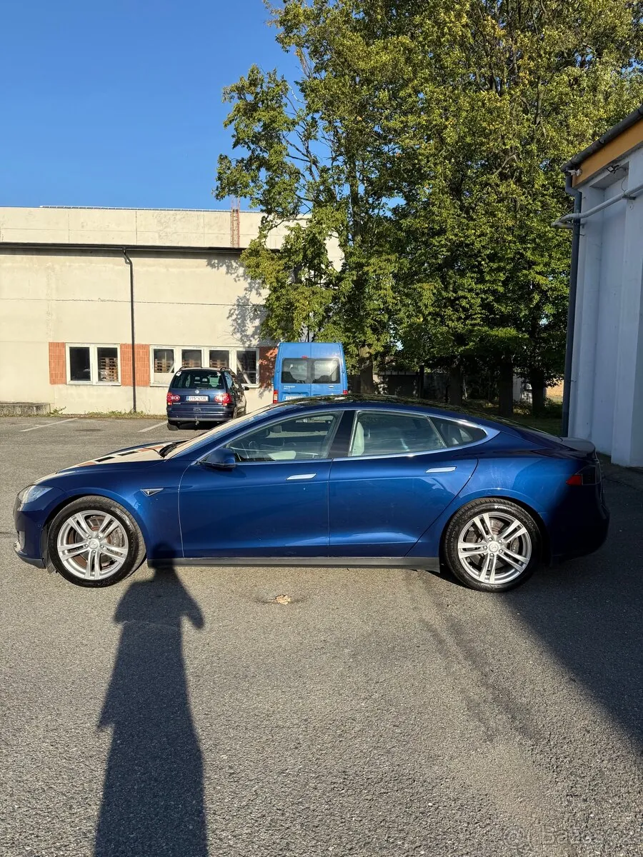 Tesla Model S 2015 photo 2