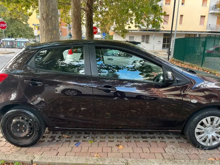 Mazda 2 2009 photo 2