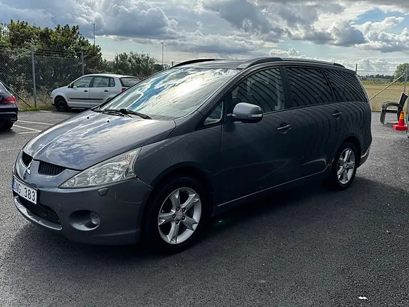 Mitsubishi Grandis 2010 photo 2