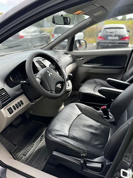Mitsubishi Grandis 2010 photo 3